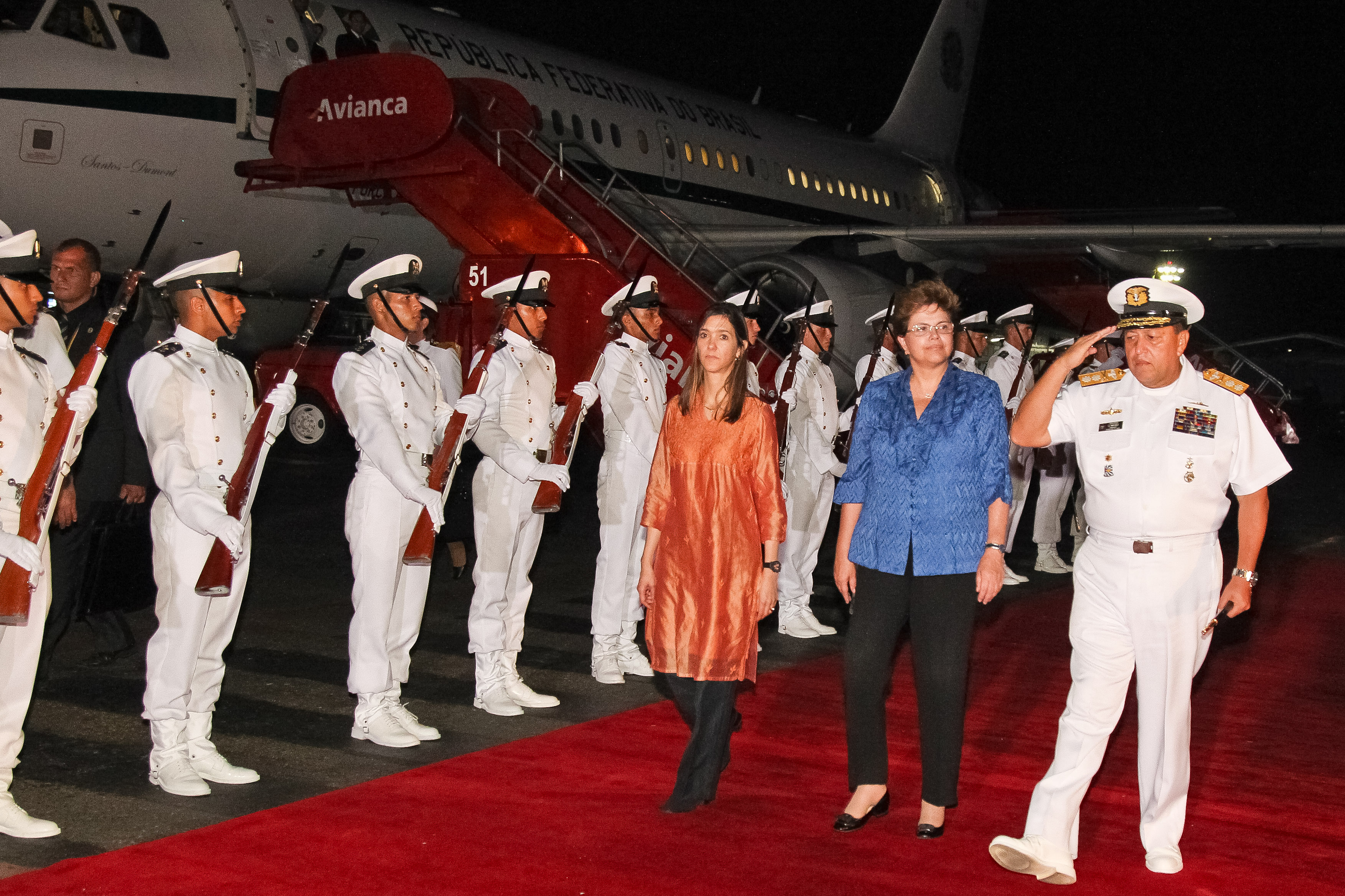 Presidenta Dilma Rousseff recebe cumprimentos na chegada à Colômbia. Cartagena-Colômbia, 13/04/2012