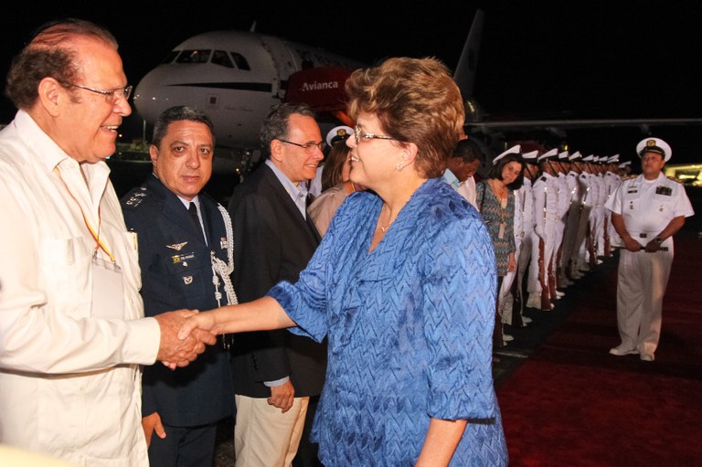 Presidenta Dilma Rousseff recebe cumprimentos na chegada à Colômbia. Cartagena-Colômbia, 13/04/2012