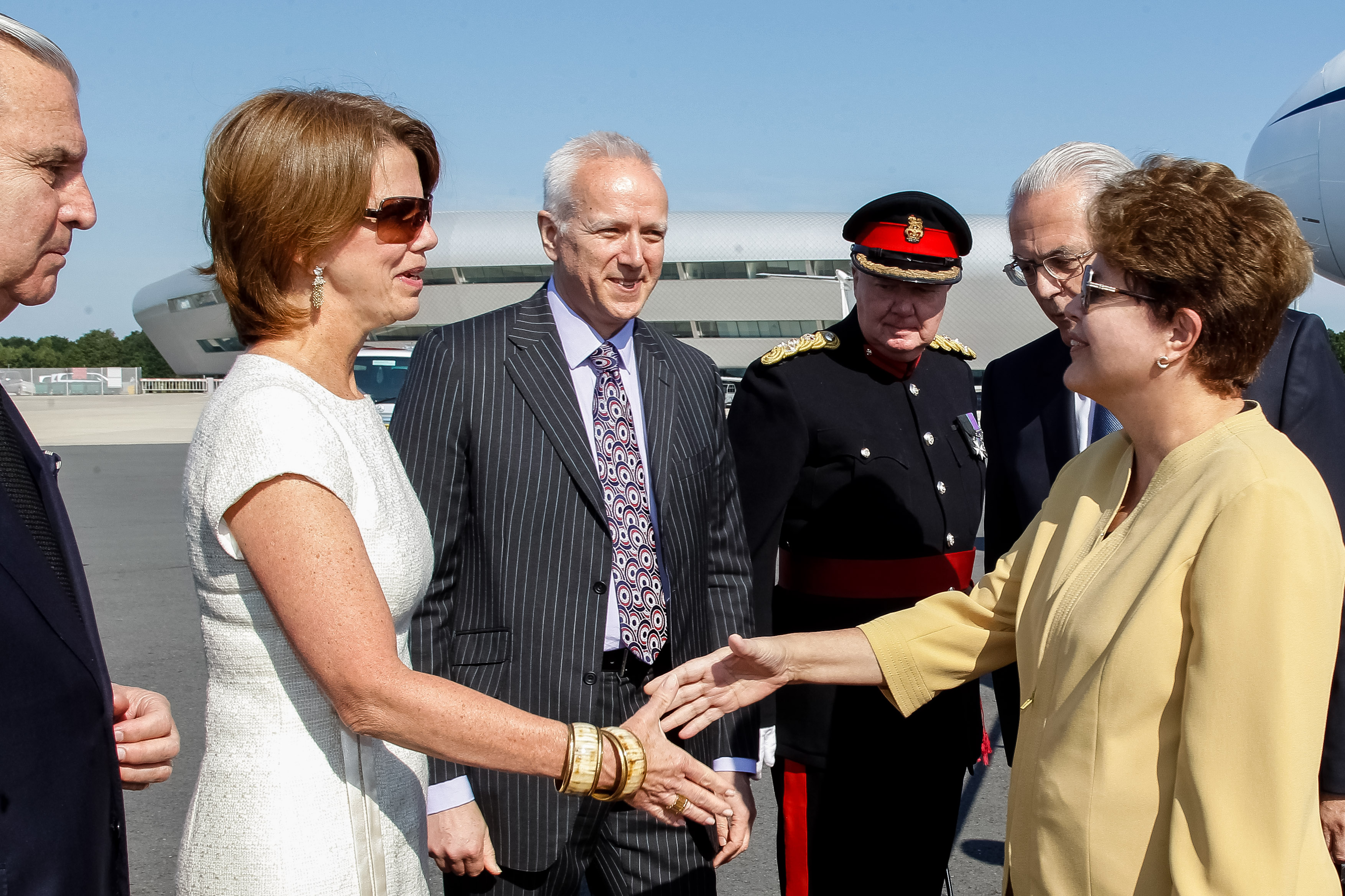 Presidenta Dilma Rousseff recebe cumprimentos na chegada a Londres. Londres - Inglaterra, 25/07/2012