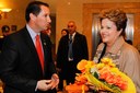 Presidenta Dilma Rousseff recebe flores durante sua chegada ao Uruguai. Montevidéu-Uruguai, 11/07/2013