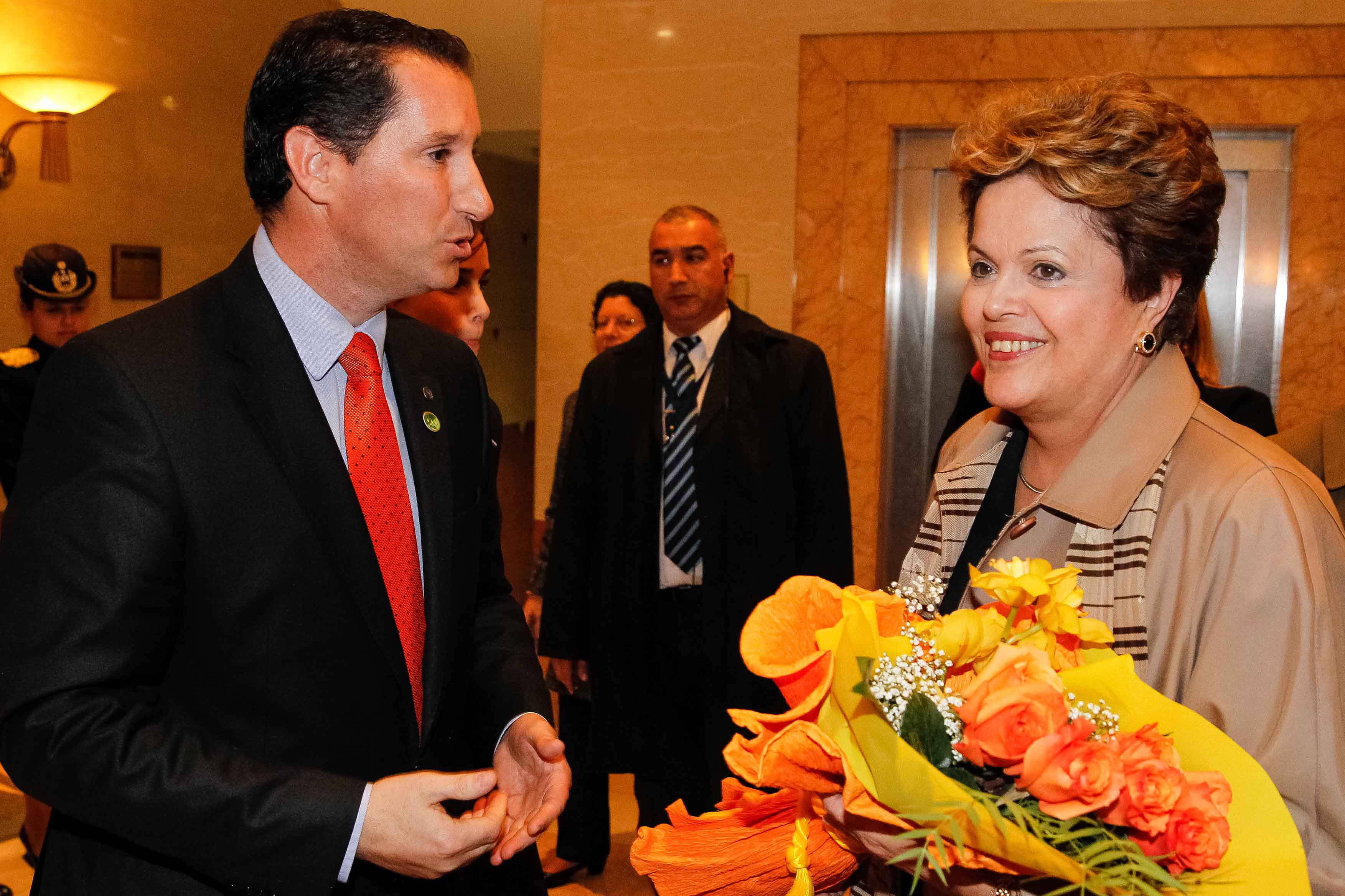 Presidenta Dilma Rousseff recebe flores durante sua chegada ao Uruguai. Montevidéu-Uruguai, 11/07/2013
