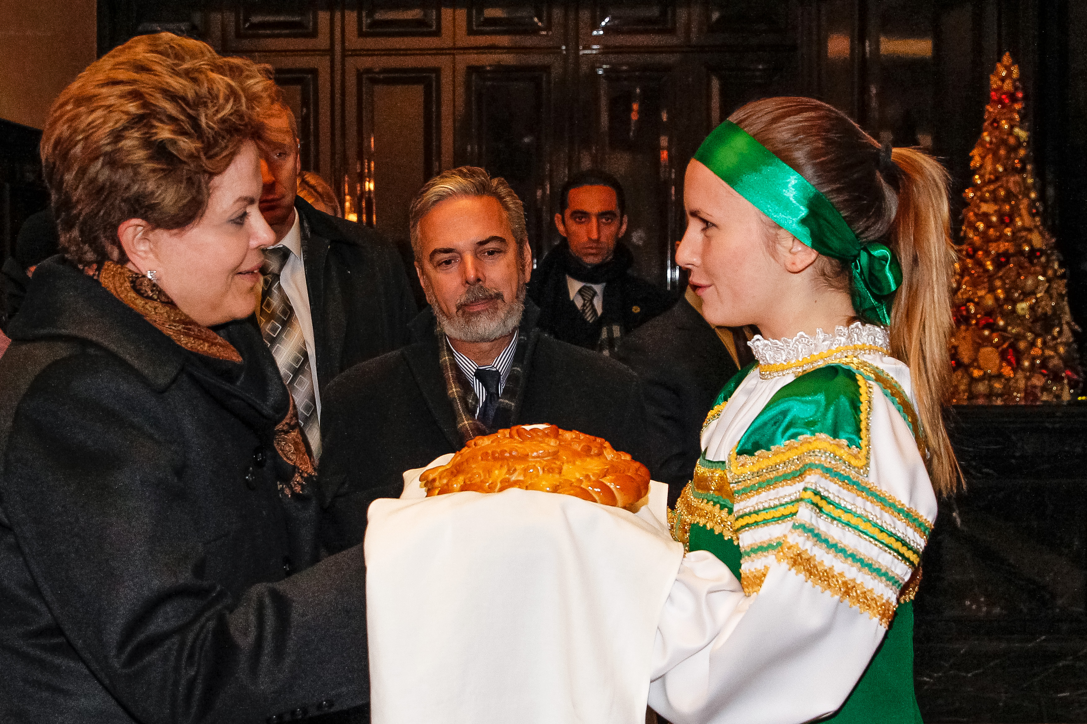 Presidenta Dilma Rousseff recebe cumprimentos (cerimônia de "Khlebisol") ao chegar no hotel em Moscou. Moscou - Rússia, 13/12/2012