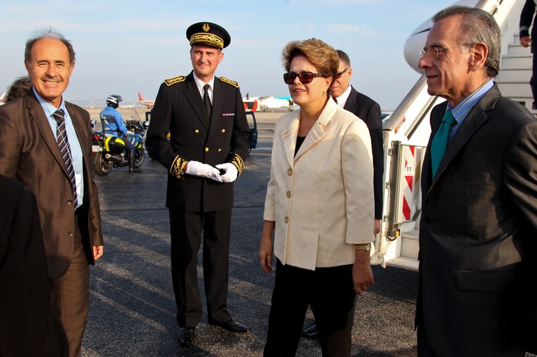 Presidenta Dilma Rousseff recebe cumprimentos ao chegar em Nice. Nice - França, 01/11/2011