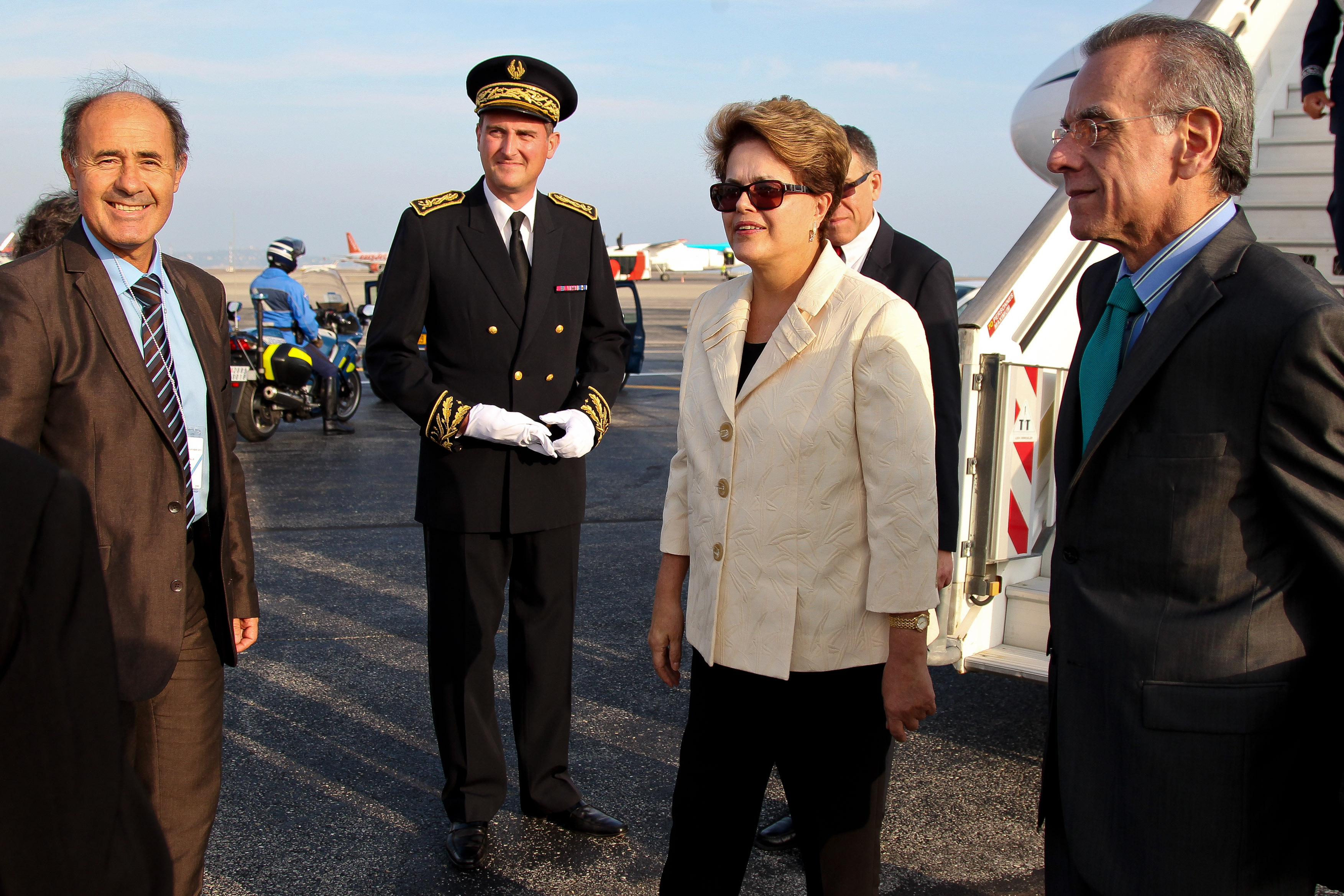Presidenta Dilma Rousseff recebe cumprimentos ao chegar em Nice. Nice - França, 01/11/2011