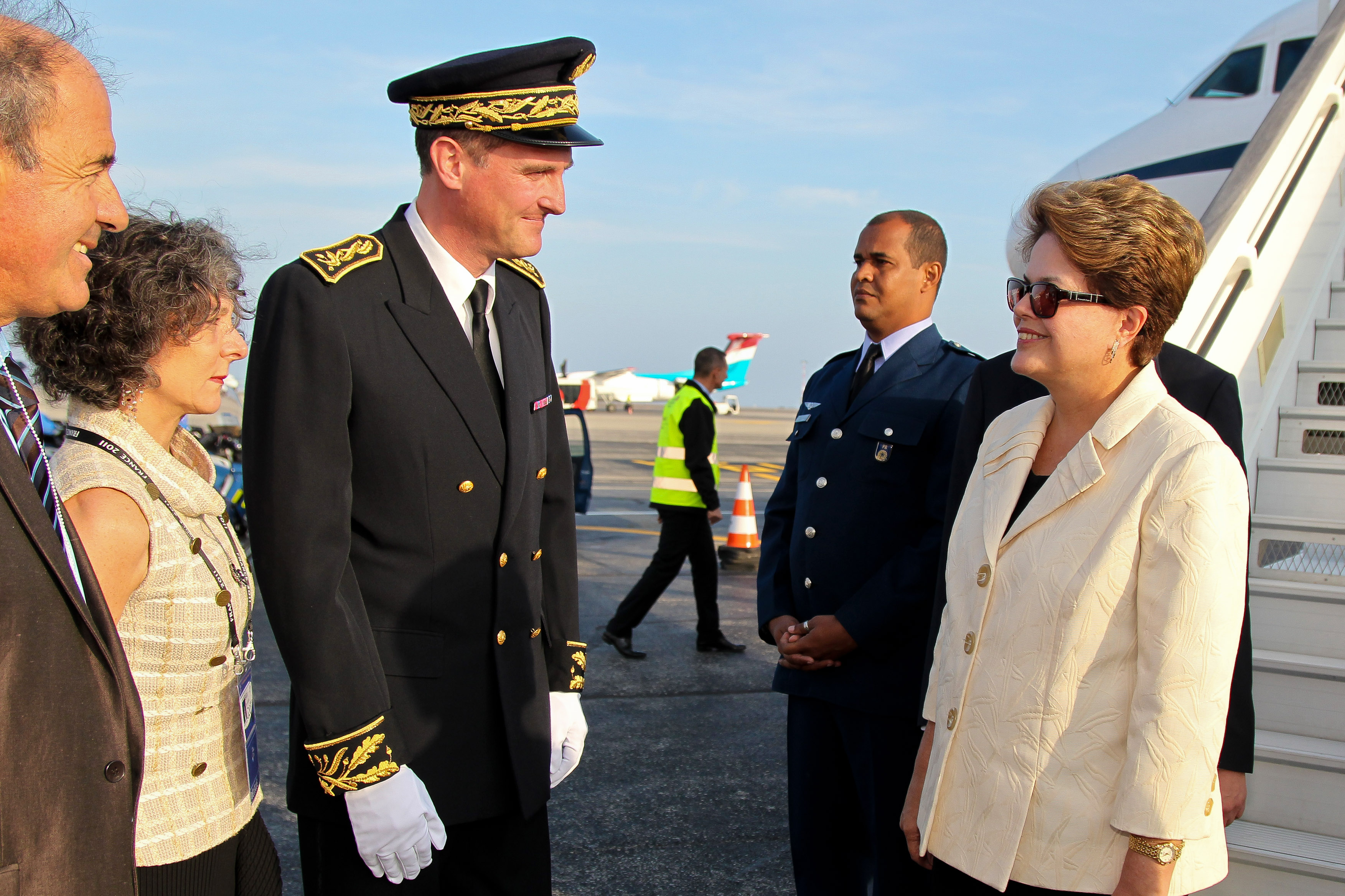 Presidenta Dilma Rousseff recebe cumprimentos ao chegar em Nice. (Nice - França, 01/11/2011).