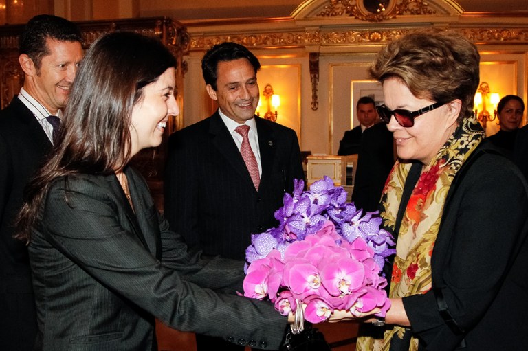 Presidenta Dilma Rousseff recebe cumprimentos na chegada a Nova Iorque. Nova Iorque - EUA, 23/09/2012