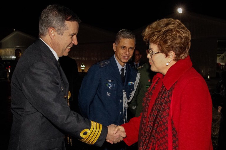 Presidenta Dilma Rousseff durante chegada a Paris. Paris - FR, 10/12/2012
