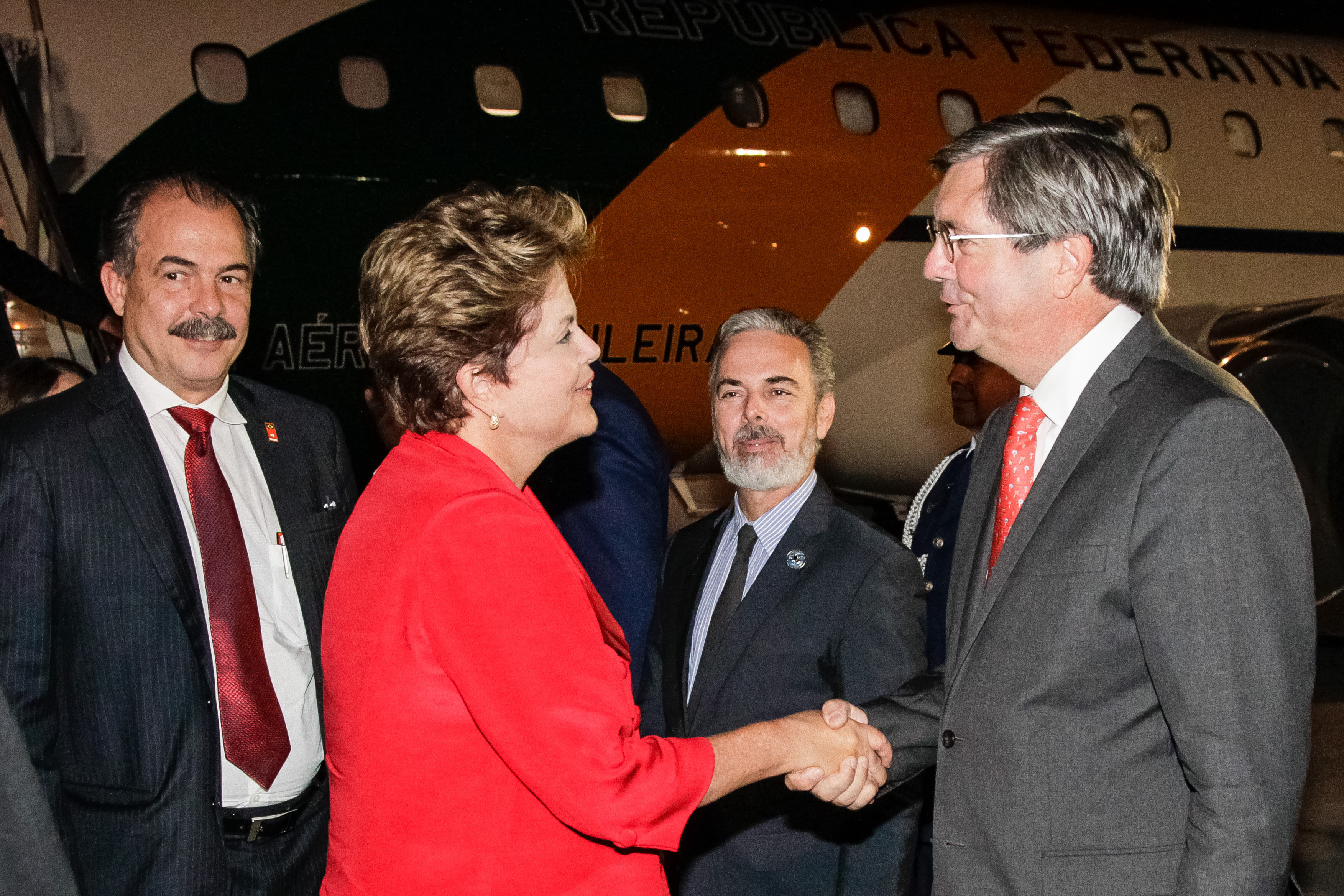 Presidenta Dilma Rousseff recebe cumprimentos durante chegada a Santiago. Santiago - Chile, 25/01/2013