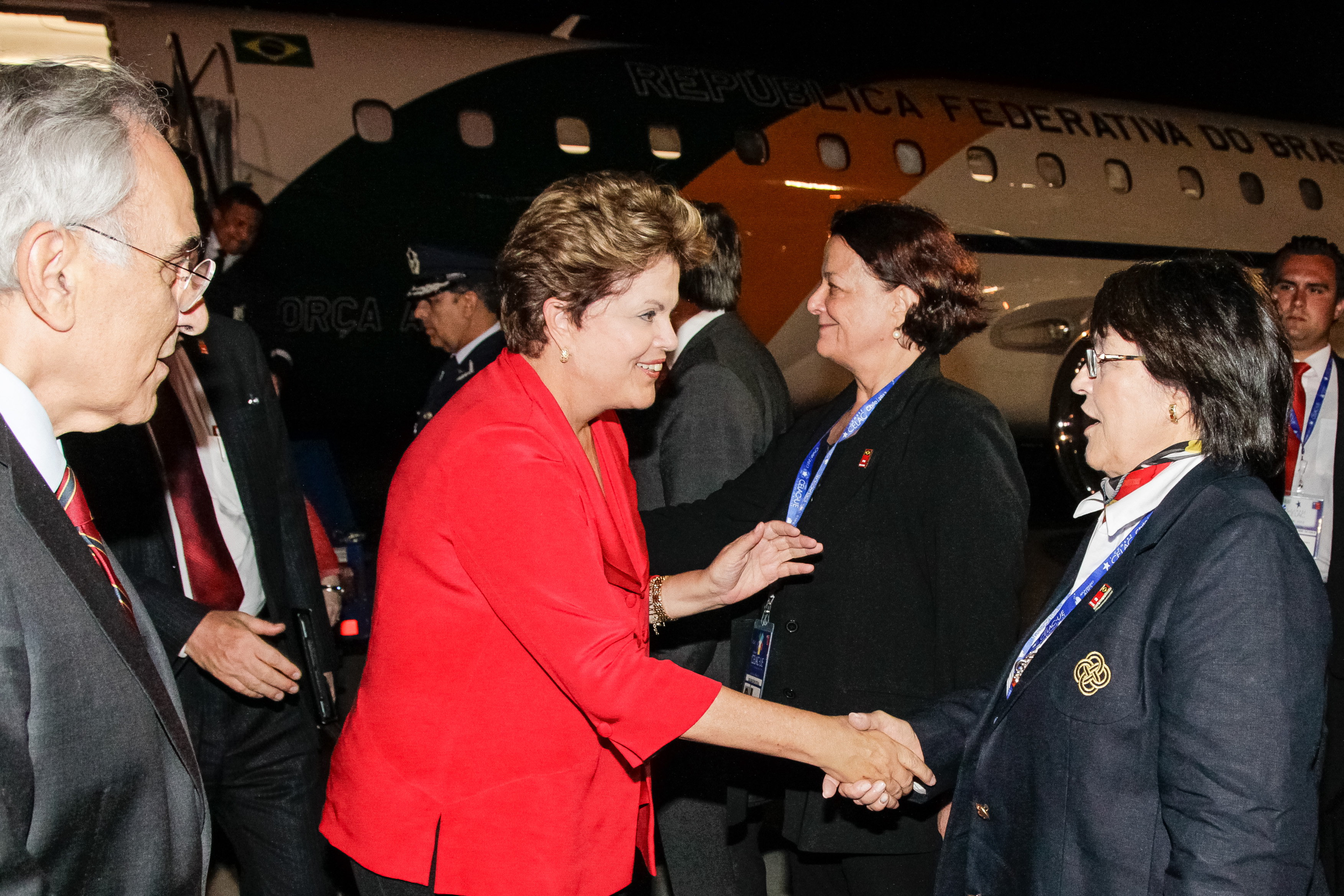 Presidenta Dilma Rousseff recebe cumprimentos durante chegada a Santiago. Santiago - Chile, 25/01/2013