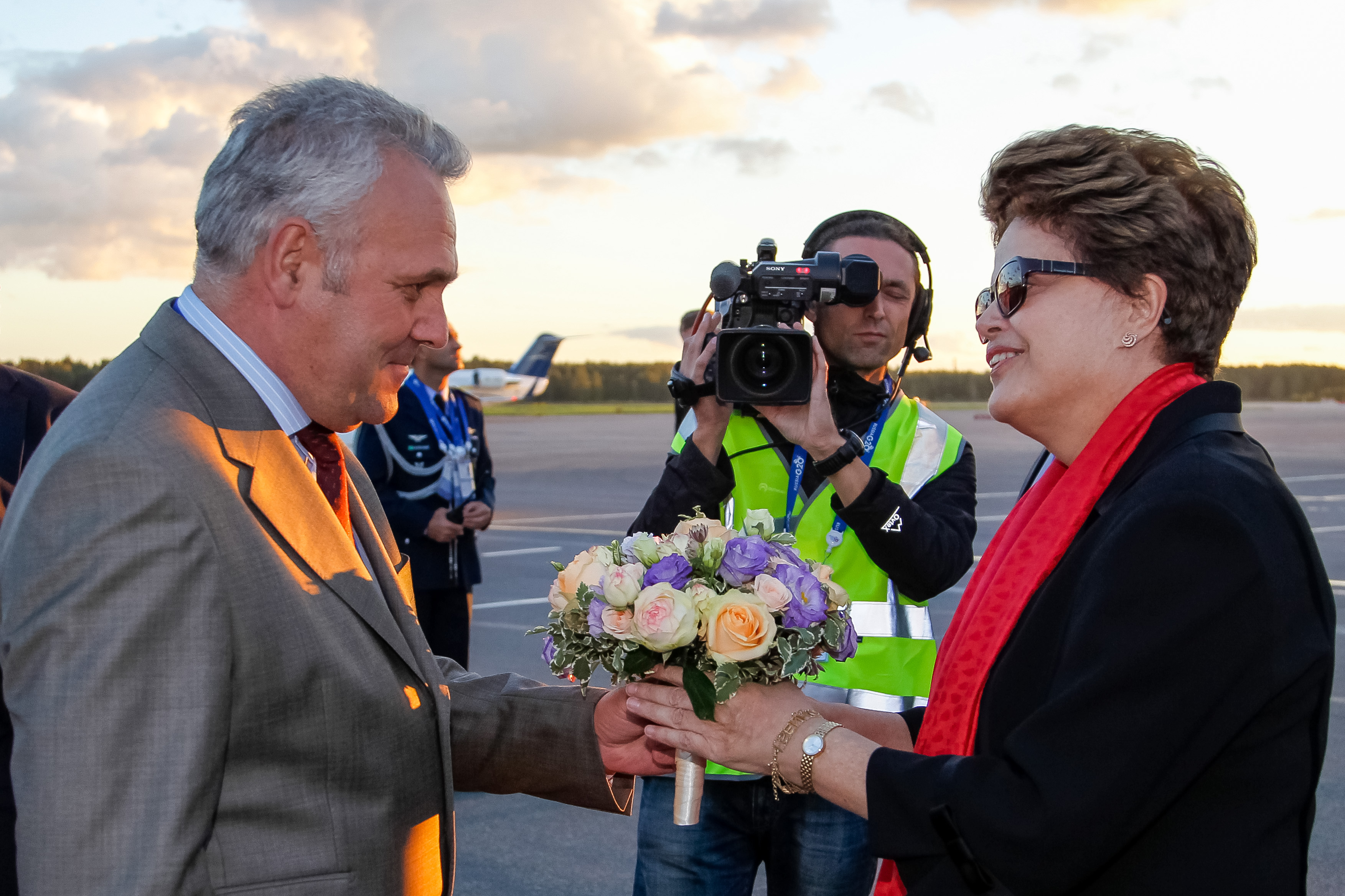 Presidenta Dilma Rousseff recebe cumprimentos durante chegada a São Petersburgo. São Petersburgo - Rússia, 03/09/2013