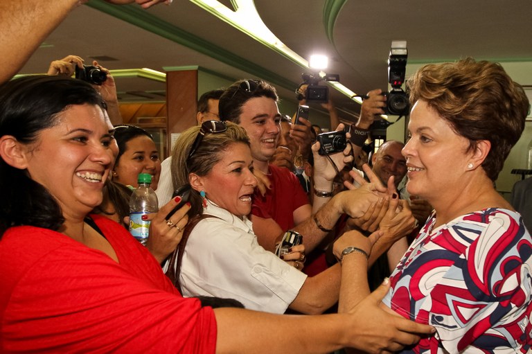 Presidenta Dilma Rousseff cumprimenta populares na chegada ao hotel Verdes Vales. Juazeiro do Norte - CE, 08/02/2012