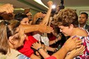 Presidenta Dilma Rousseff cumprimenta populares na chegada ao hotel Verdes Vales. Juazeiro do Norte - CE, 08/02/2012