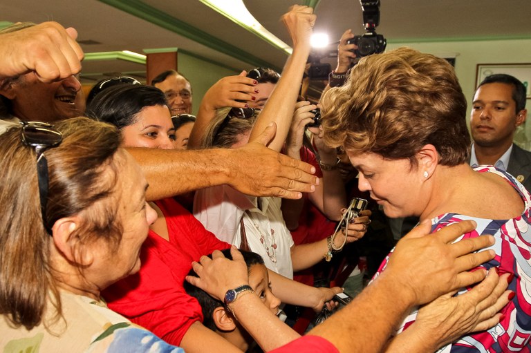 Presidenta Dilma Rousseff cumprimenta populares na chegada ao hotel Verdes Vales. Juazeiro do Norte - CE, 08/02/2012
