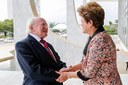 Presidenta Dilma Rousseff cumprimenta o Presidente da República da Irlanda, Michael D. Higgins, durante a cerimônia oficial de chegada ao Palácio do Planalto. Brasília-DF, 09/10/2012