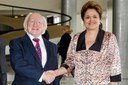 Presidenta Dilma Rousseff cumprimenta o Presidente da República da Irlanda, Michael D. Higgins, durante a cerimônia oficial de chegada ao Palácio do Planalto. Brasília-DF, 09/10/2012