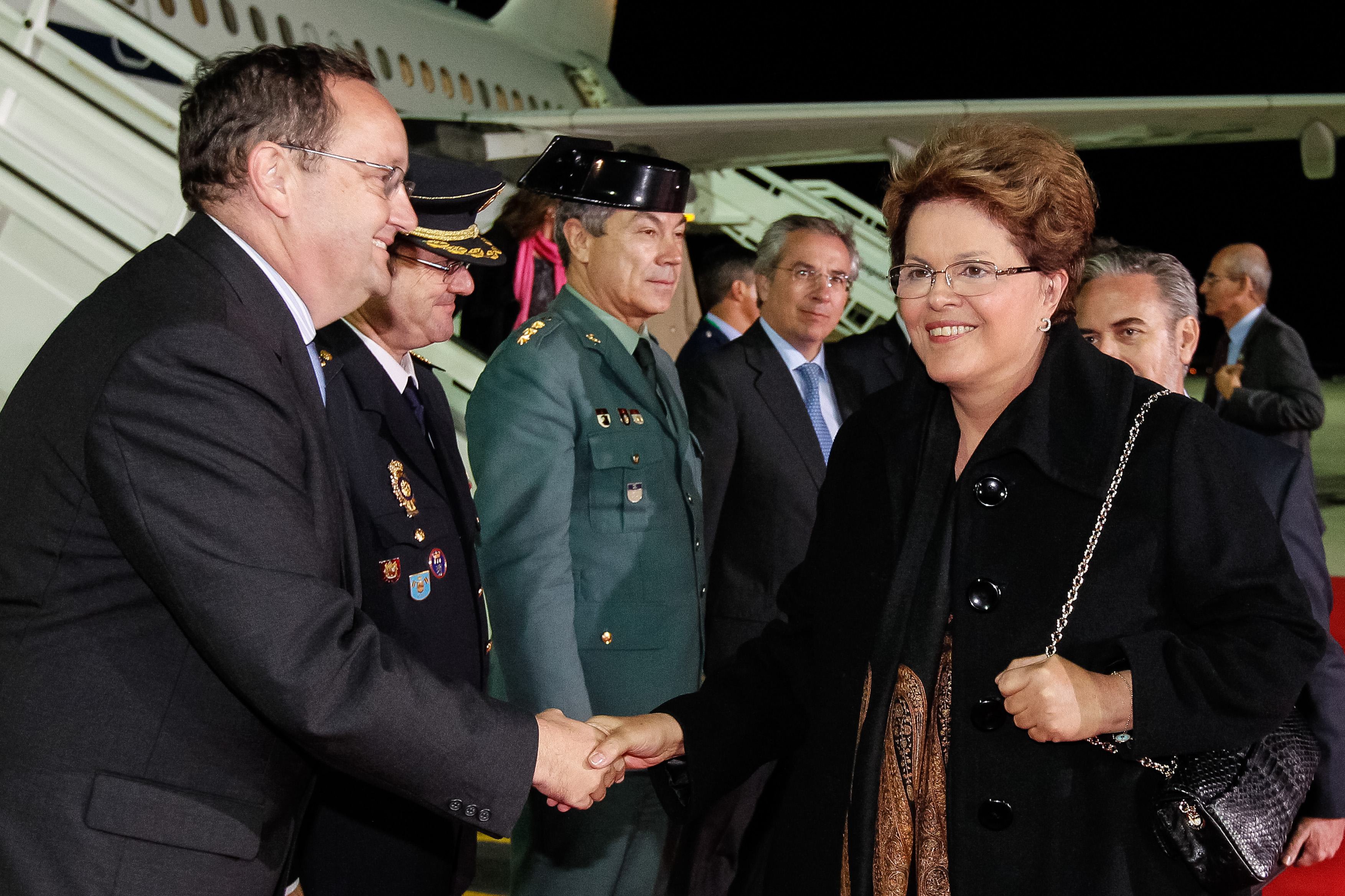 Presidenta Dilma Rousseff recebe cumprimentos durante chegada no aeroporto de Jerez. Jerez de La Frontera - Espanha, 16/11/2012