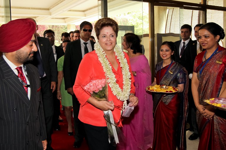 Presidenta Dilma Rousseff recebe cumprimentos no hotel ao chegar em Nova Délhi. Nova Délhi - Índia, 27/03/2012