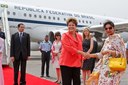 Presidenta Dilma Rousseff recebe cumprimentos ao chegar em Nova Délhi. Nova Délhi - Índia, 27/03/2012