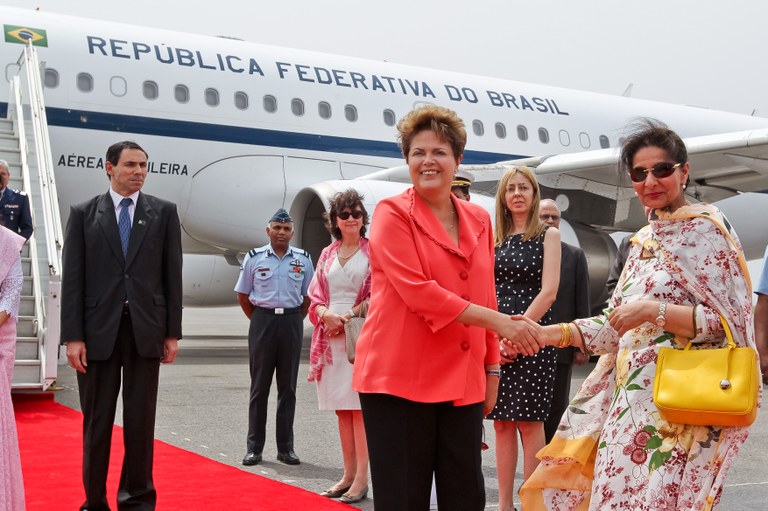 Presidenta Dilma Rousseff recebe cumprimentos ao chegar em Nova Délhi. Nova Délhi - Índia, 27/03/2012