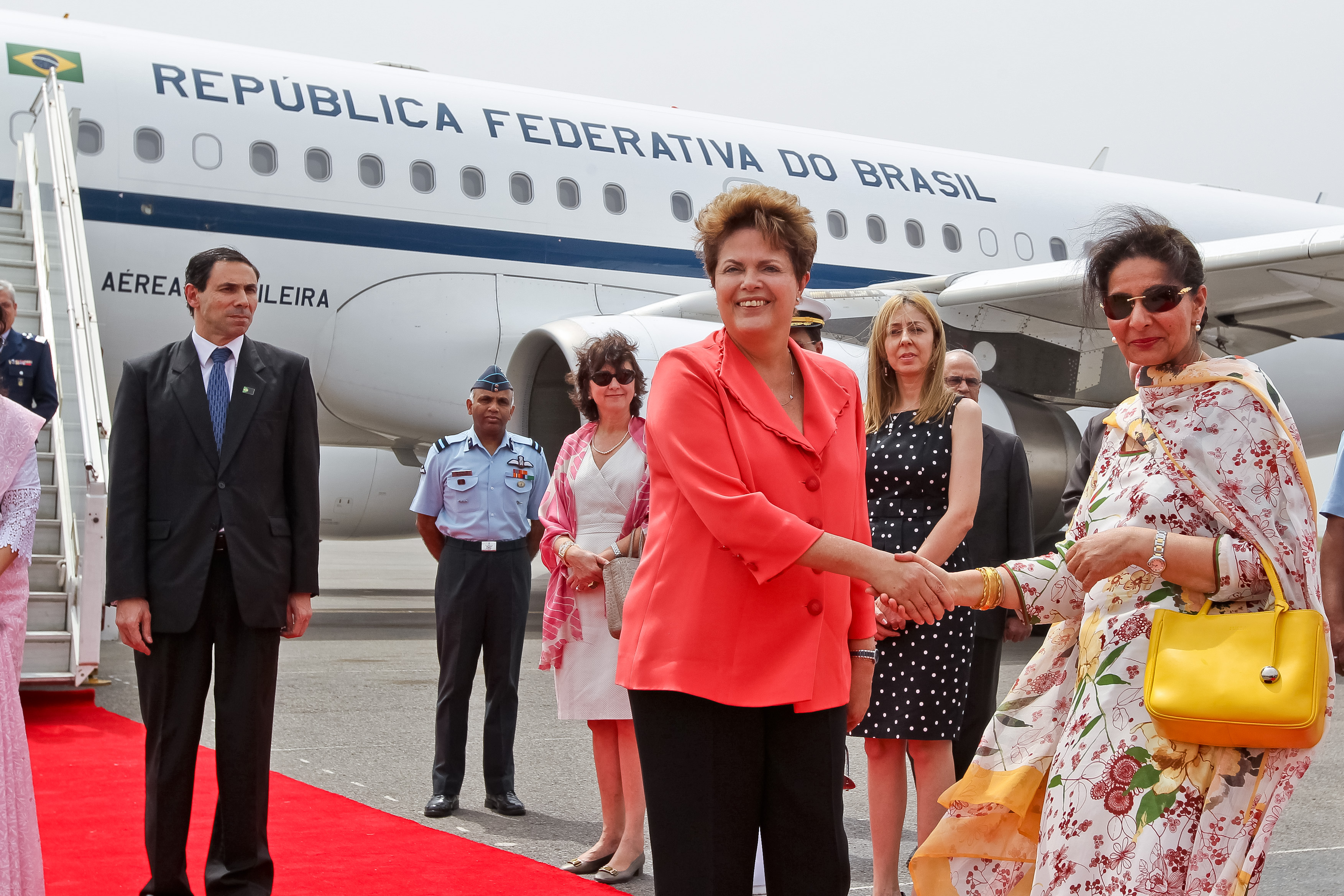 Presidenta Dilma Rousseff recebe cumprimentos ao chegar em Nova Délhi. Nova Délhi - Índia, 27/03/2012