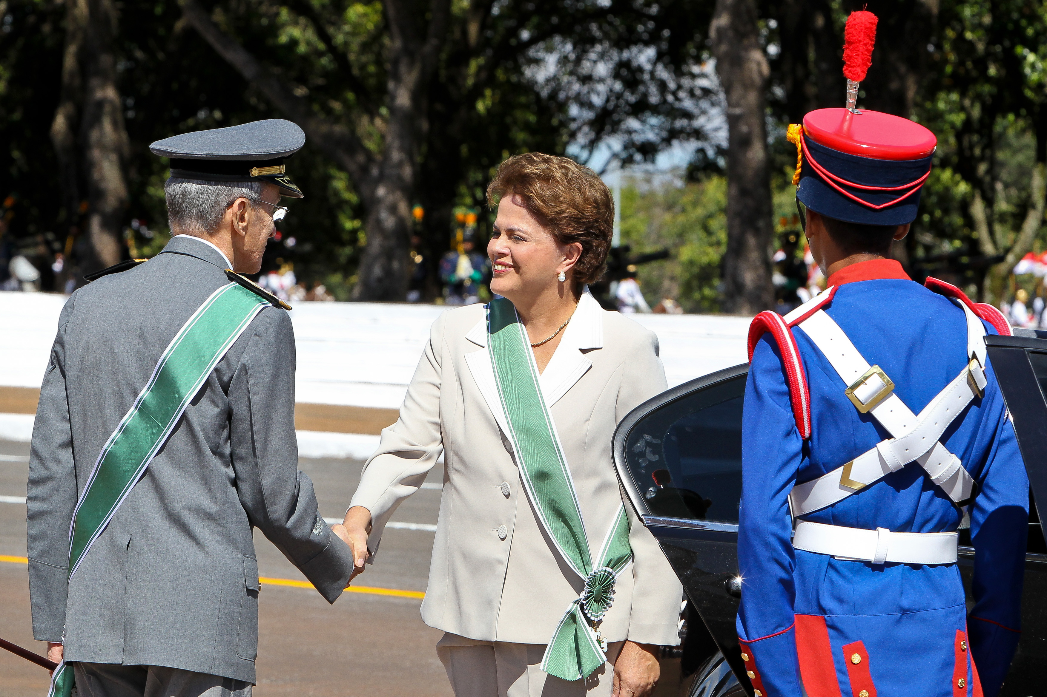 Presidenta Dilma Rousseff cumprimenta o comandante do Exército, Enzo Peri, durante solenidade comemorativa do Dia do Exército e de imposição da comenda da Ordem do Mérito Militar. Brasília-DF, 19/04/2011  
