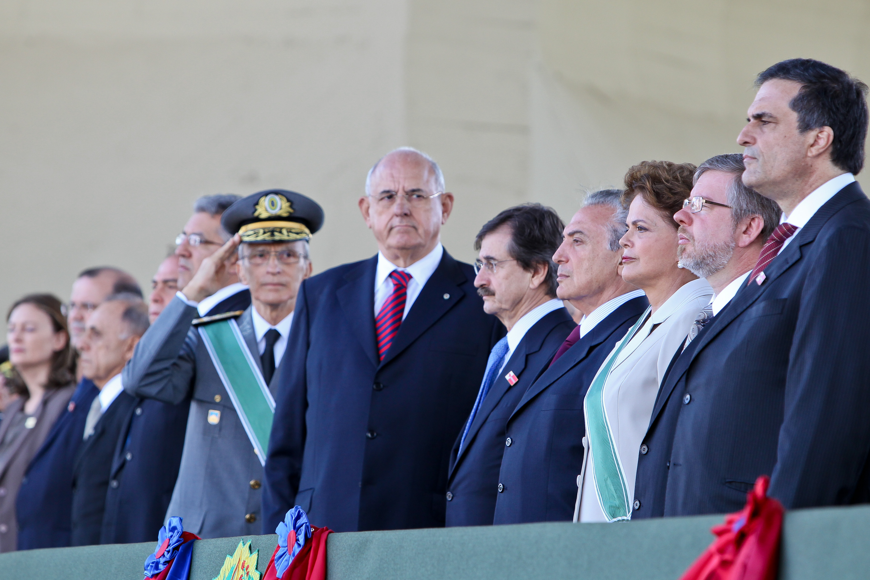 Presidenta Dilma Rousseff ao lado do vice-presidente Michel Temer e de autoridades participa de solenidade comemorativa do Dia do Exército e de imposição da comenda da Ordem do Mérito Militar. Brasília-DF, 19/04/2011
