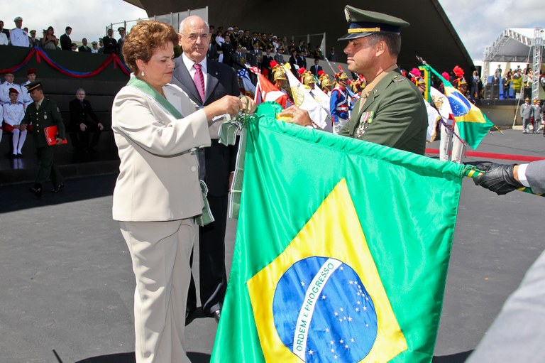 Presidenta Dilma Rousseff e o ministro da Defesa, Nelson Jobim, durante solenidade comemorativa do Dia do Exército e de imposição da comenda da Ordem do Mérito Militar. Brasília-DF, 19/04/2011