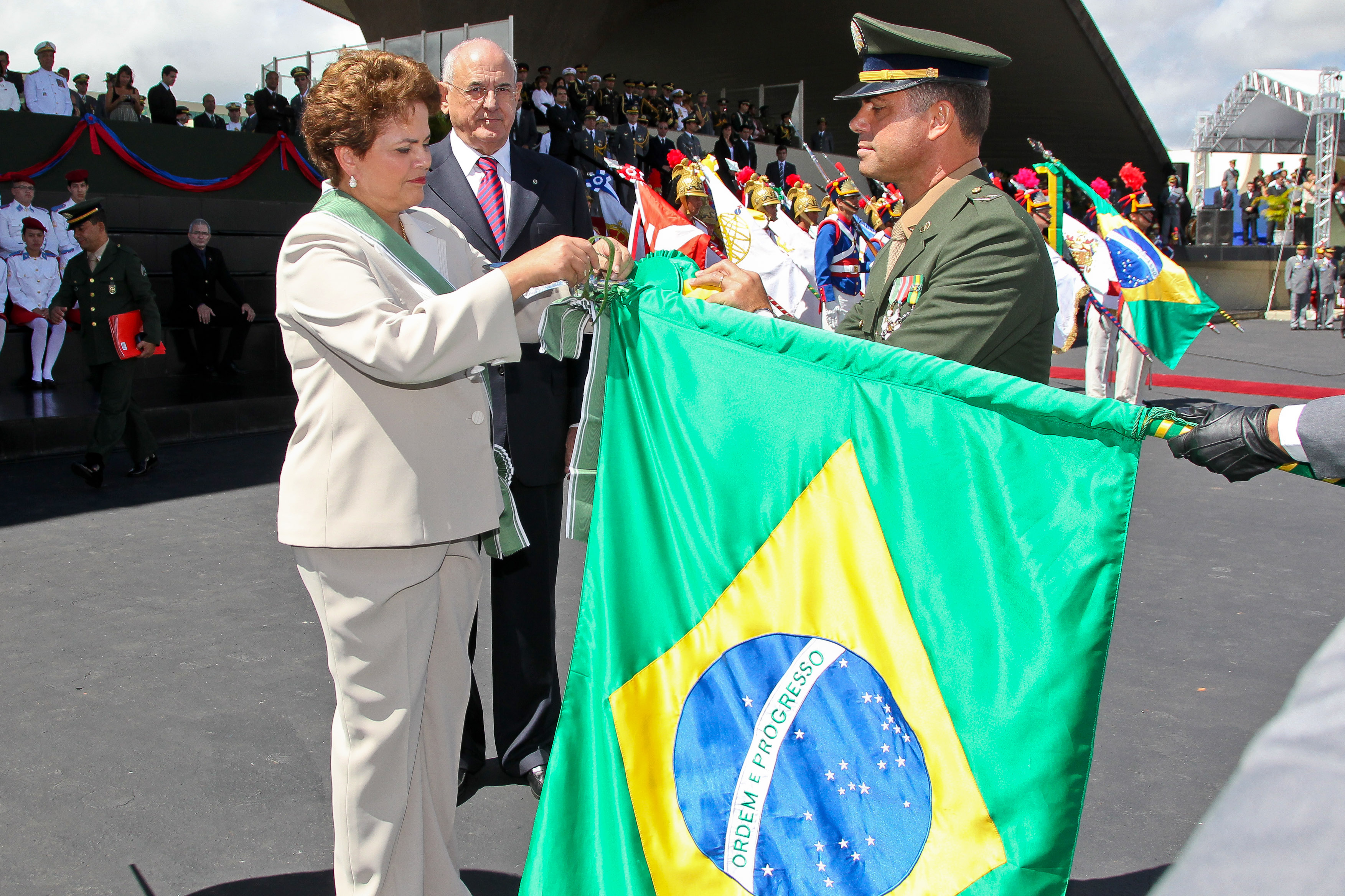 Presidenta Dilma Rousseff e o ministro da Defesa, Nelson Jobim, durante solenidade comemorativa do Dia do Exército e de imposição da comenda da Ordem do Mérito Militar. Brasília-DF, 19/04/2011