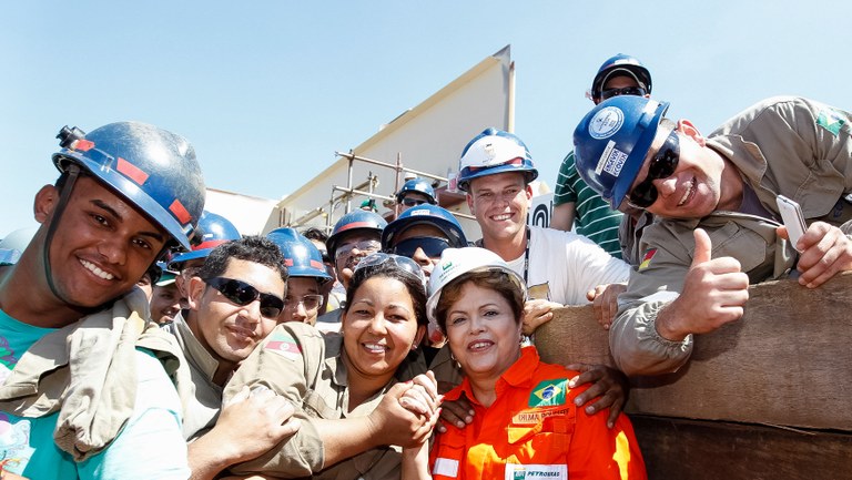  Presidenta Dilma Rousseff posa para fotos durante a cerimônia de conclusão da Plataforma P-58 no Estaleiro Honório Bicalho. Rio Grande-RS, 08/11/2013  