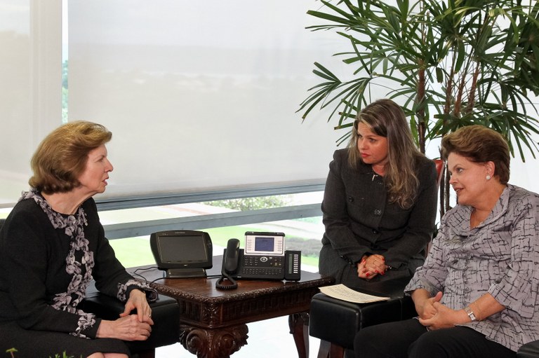 Presidenta Dilma Rousseff recebe a Huguette Labelle, Presidenta do Conselho de Administração da Transparência Internacional, no Palácio do Planalto. Brasília - DF, 14/03/2012