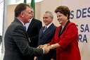 Presidenta Dilma Rousseff cumprimenta Renato Casagrande, governador do Espírito Santo, durante cerimônia de contratação das obras de saneamento do PAC 2 em municípios com até 50 mil habitantes, no Palácio do Planalto. Brasília - DF, 21/12/2011