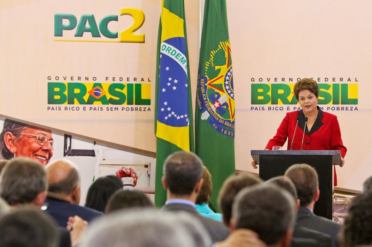 Presidenta Dilma Rousseff durante cerimônia de contratação das obras de saneamento do PAC 2 em municípios com até 50 mil habitantes, no Palácio do Planalto. Brasília - DF, 21/12/2011