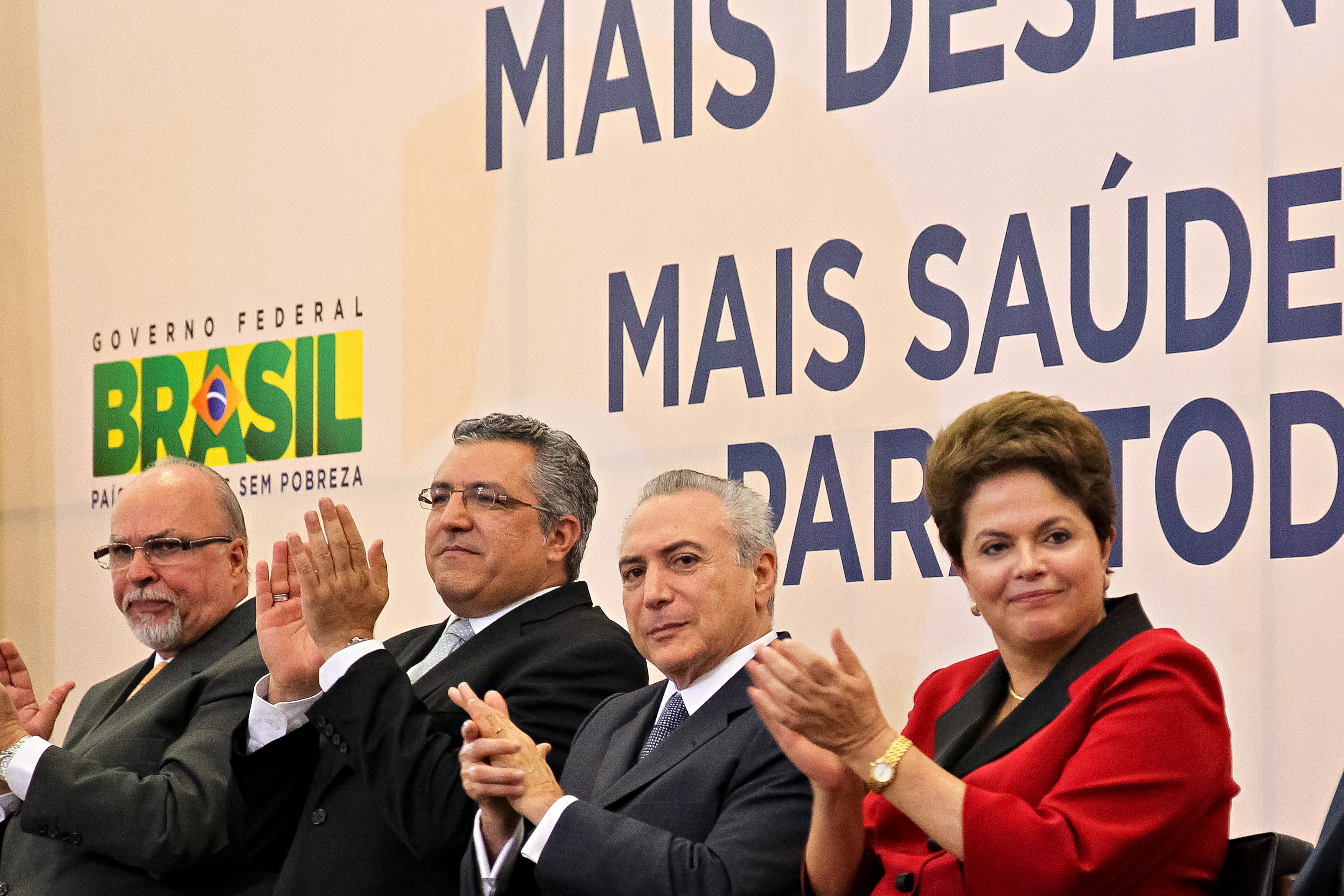 Presidenta Dilma Rousseff durante cerimônia de contratação das obras de saneamento do PAC 2 em municípios com até 50 mil habitantes, no Palácio do Planalto. Brasília - DF, 21/12/2011