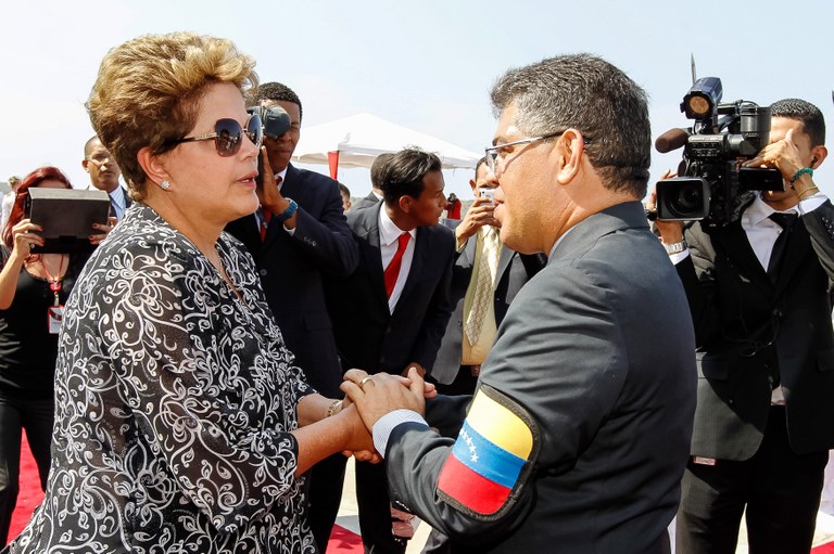 Presidenta Dilma Rousseff recebe cumprimentos do chanceler venezuelano Elias Jaua em sua chegada a Caracas. Caracas - Venezuela, 07/03/2013