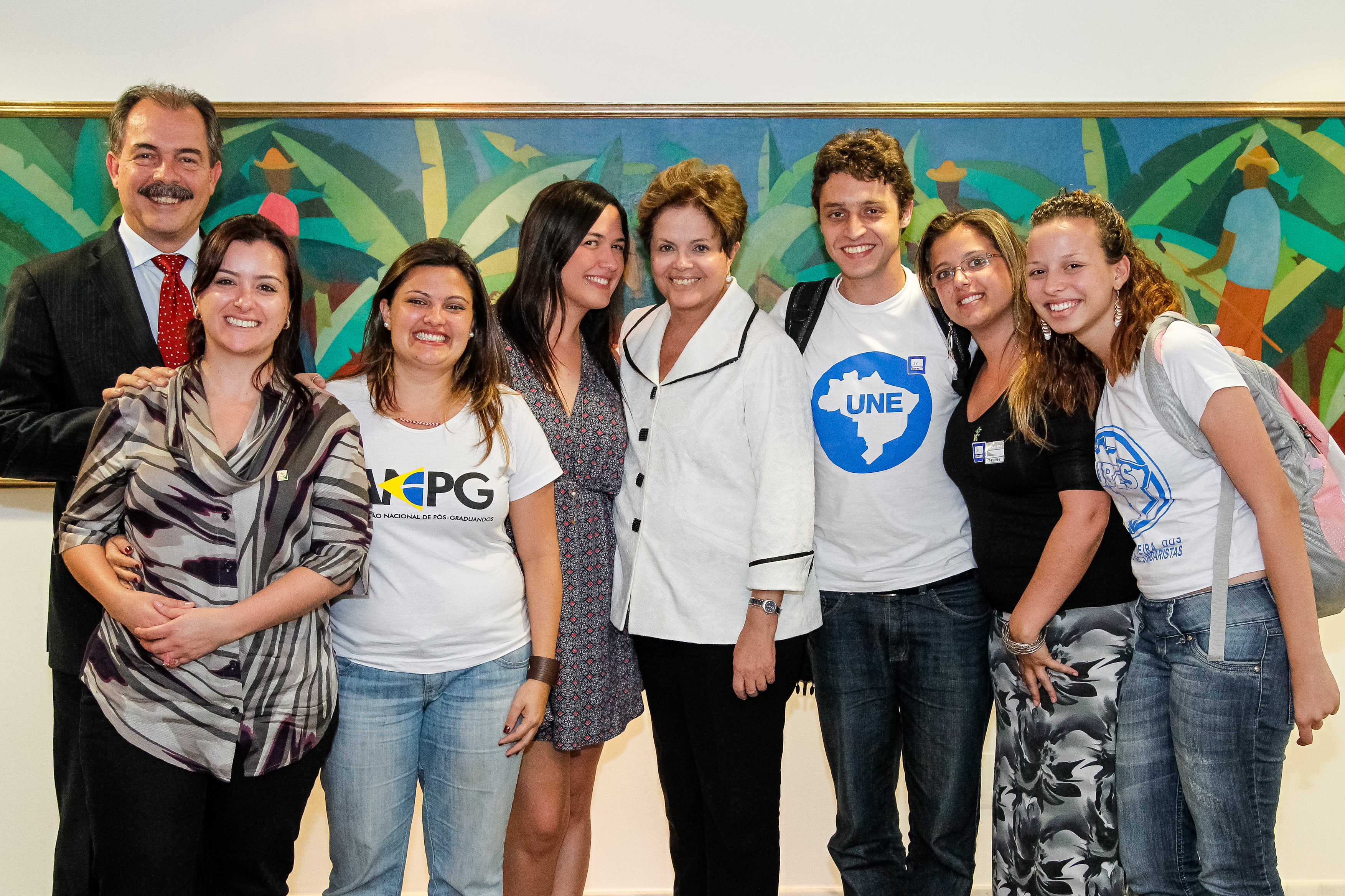 Presidenta Dilma Rousseff posa para foto após receber Daniel Iliescu Presidente da UNE e outras lideranças estudantis. Brasília - DF, 22/08/2012