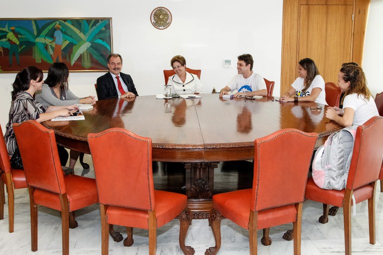 Presidenta Dilma Rousseff recebe Daniel Iliescu Presidente da UNE e outras lideranças estudantis. Brasília - DF, 22/08/2012