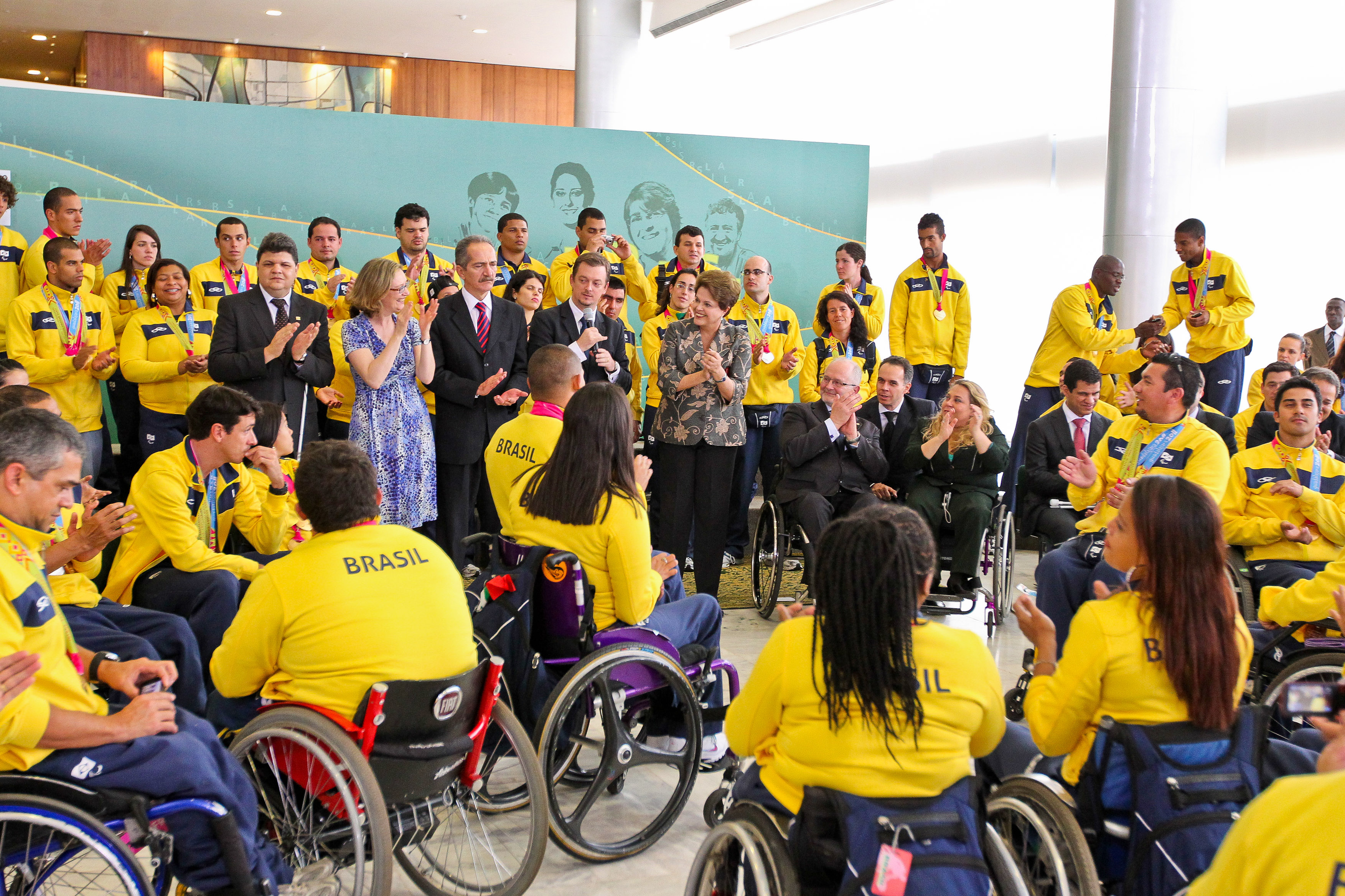  Presidenta Dilma Rousseff recebe delegação brasileira dos Jogos Parapan-Americanos de Guadalajara 2011 e Phil Craven, Secretário-Geral do Comitê Paraolímpico Internacional 2011. Brasília - DF, 24/11/2011