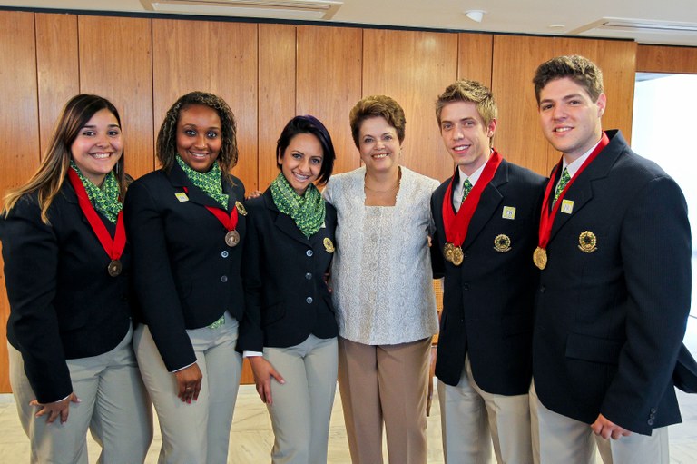  Presidenta Dilma Rousseff posa para foto com os estudantes do estado do Rio Grande do Sul, medalhistas do 41º WordSkills 2011. Brasília-DF, 07/12/2011