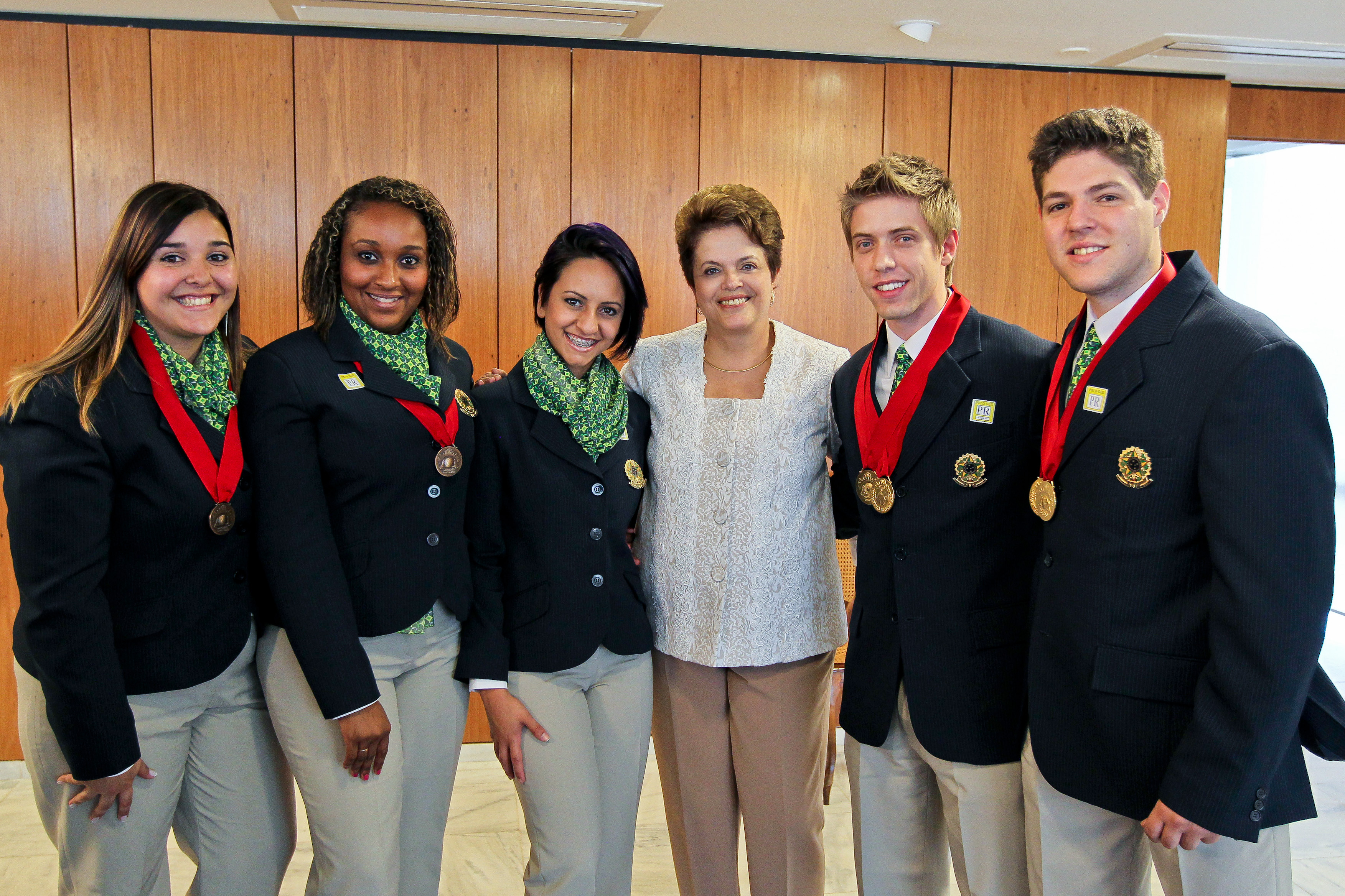 Presidenta Dilma Rousseff posa para foto com os estudantes do estado do Rio Grande do Sul, medalhistas do 41º WordSkills 2011. Brasília-DF, 07/12/2011