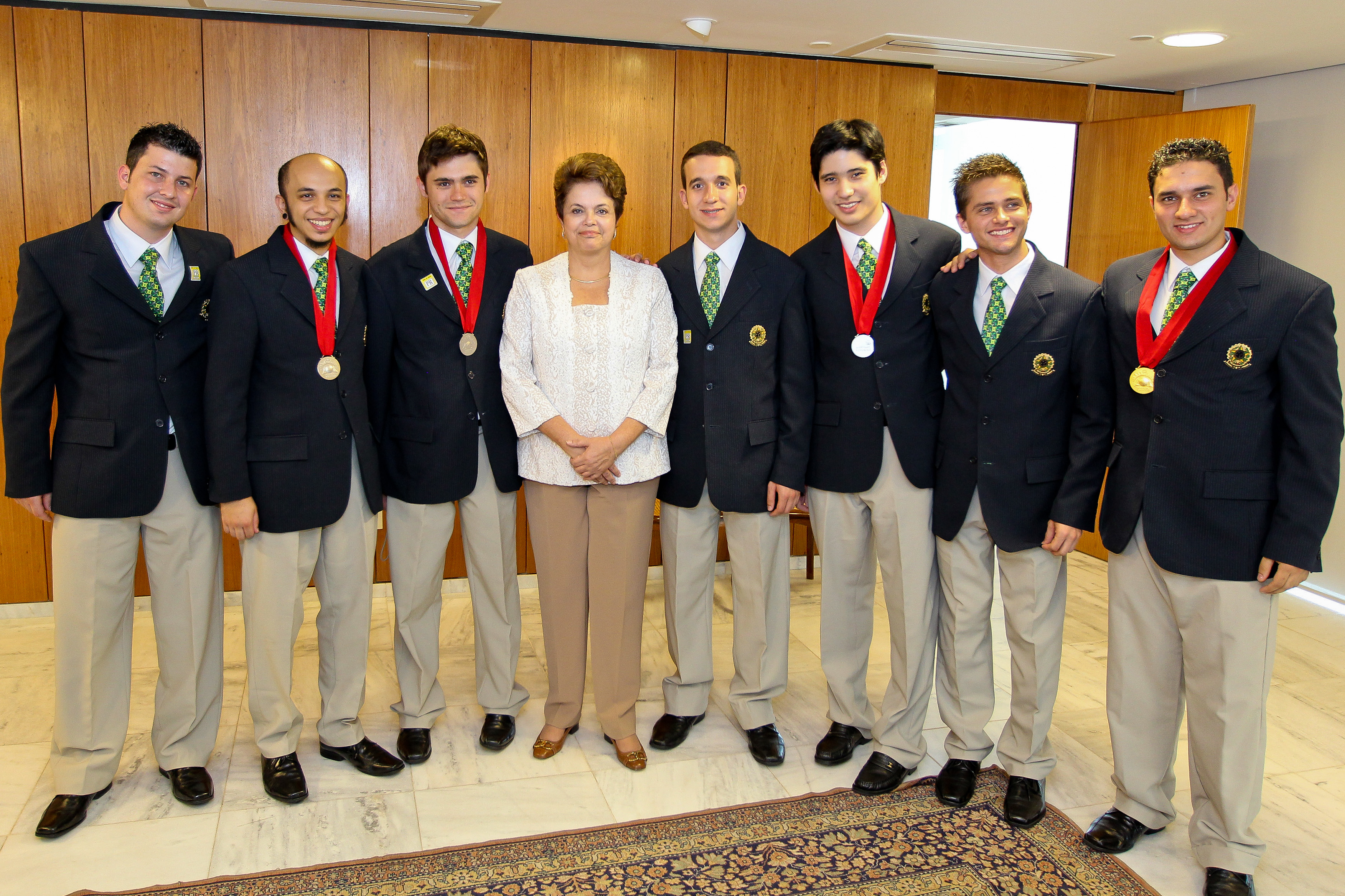 Presidenta Dilma Rousseff posa para foto com os estudantes do estado de São Paulo, medalhistas do 41º WordSkills 2011. Brasília-DF, 07/12/2011