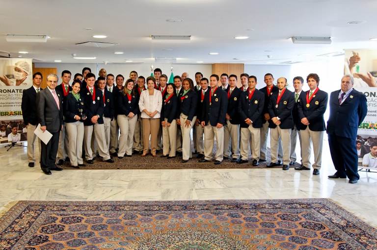 Presidenta Dilma Rousseff recebe delegação de estudantes do Senai e Senac, medalhistas do 41º WorldSkills 2011, no palácio do Planalto. Brasília-DF, 07/12/2011