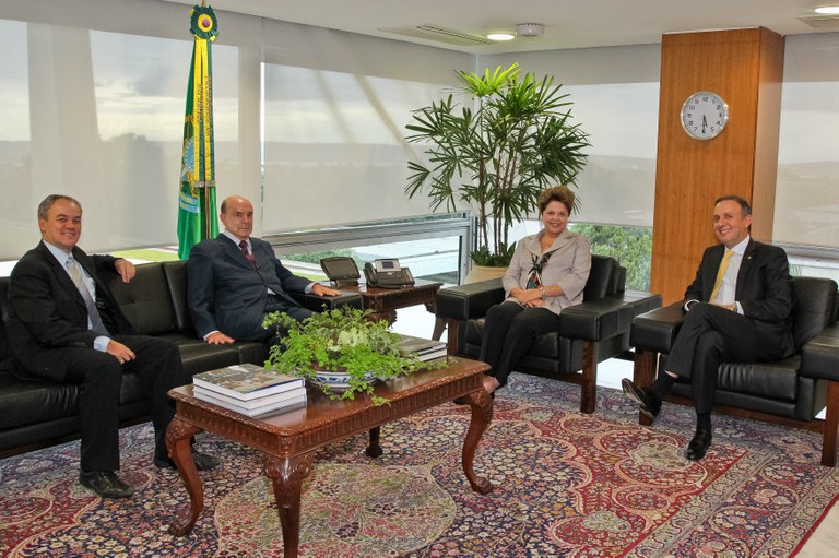 Presidenta Dilma Rousseff e Giles Azevedo chefe de gabinete recebe o Presidente do PP, Senador Francisco Dornelles e o Deputado Aguinaldo Ribeiro - PP/PB convidado para assumir o Ministério das Cidades. Brasília - DF, 02/02/2012