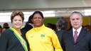 Presidenta Dilma Rousseff posa para foto com a atleta Shirlene Coelho durante o desfile cívico-militar de 7 de setembro. Brasília - DF, 07/09/2013