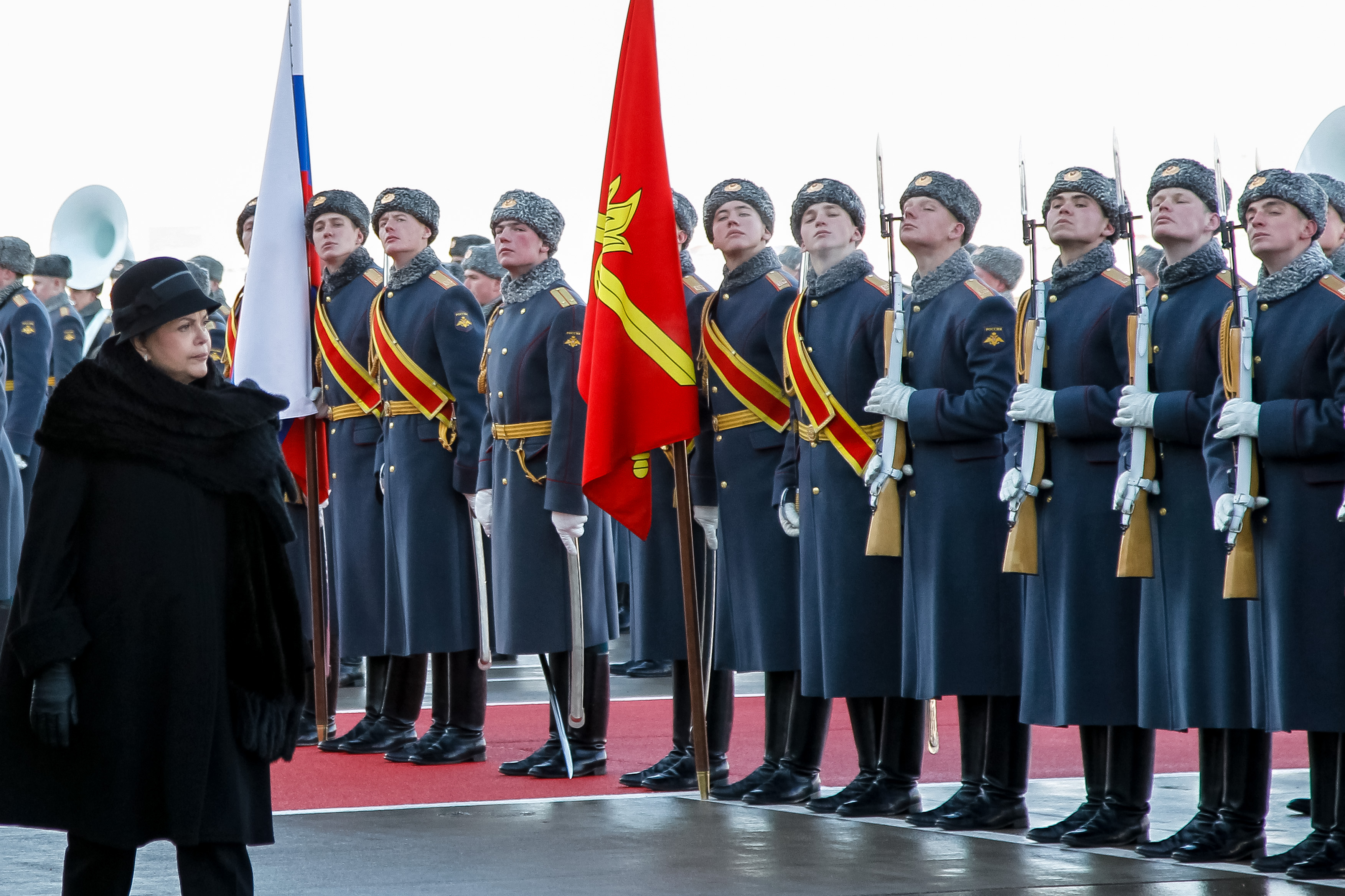 Presidenta Dilma Rousseff assiste desfile da guarda de honra na saída de Moscou. Moscou - Rússia, 15/12/2012