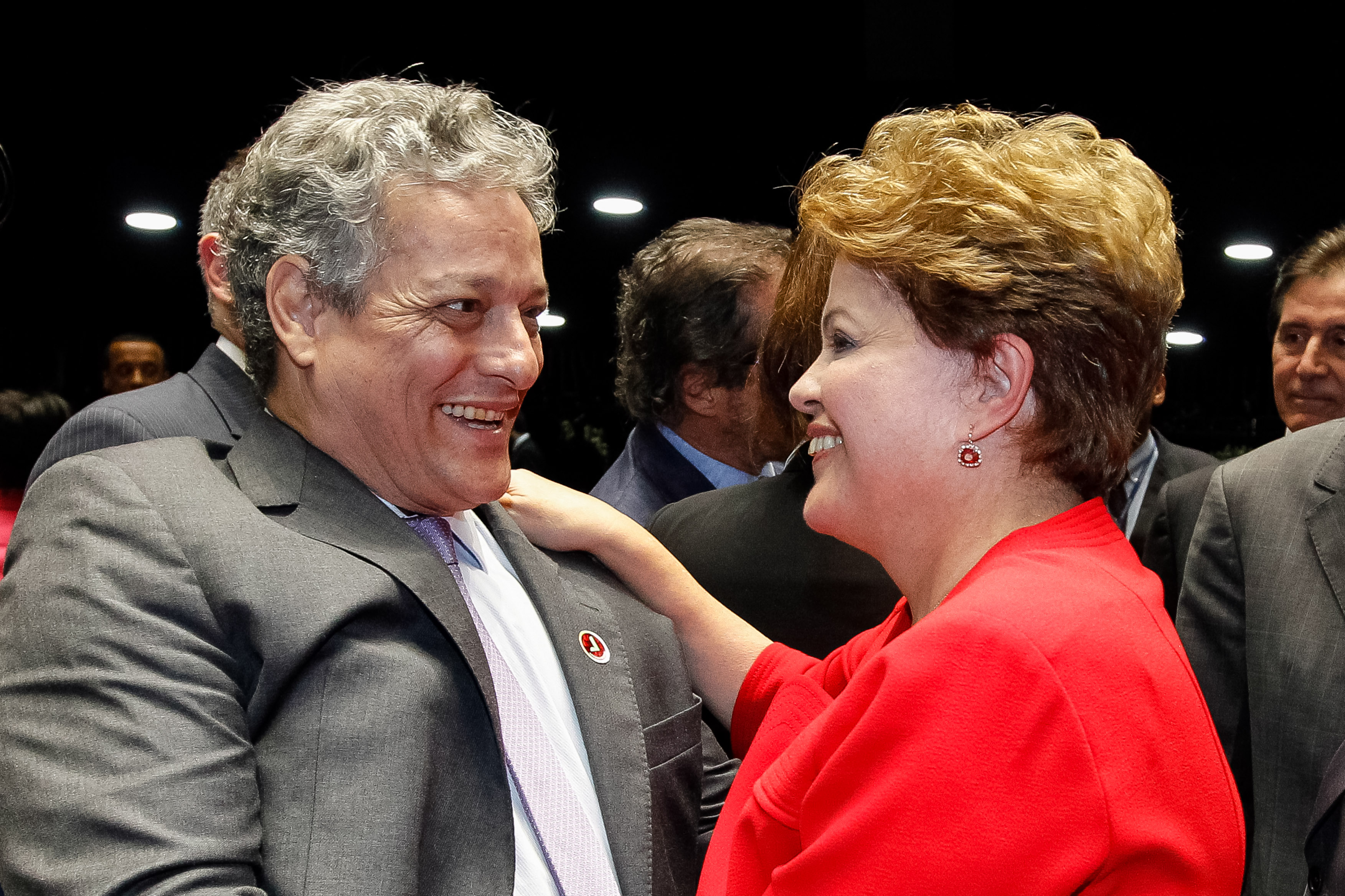 Presidenta Dilma Rousseff cumprimenta o João Vicente Goulart durante sessão solene do Congresso Nacional destinada à devolução simbólica do mandato presidencial a João Goulart. Brasília - DF, 18/12/2013
