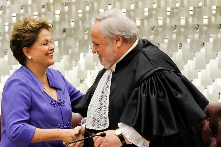 Presidenta Dilma Rousseff cumprimenta o ministro Felix Fischer, durante solenidade de posse no Superior Tribunal de Justiça. Brasília - DF, 31/08/2012
