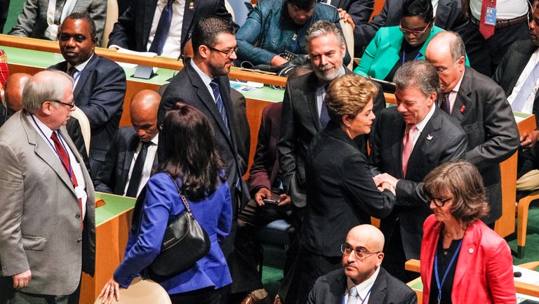 Presidenta Dilma Rousseff cumprimenta o Presidente da Colômbia, Juan Manuel Santos, após discurso do Papa Francisco nas Nações Unidas. Nova Iorque-EUA, 25/09/2015