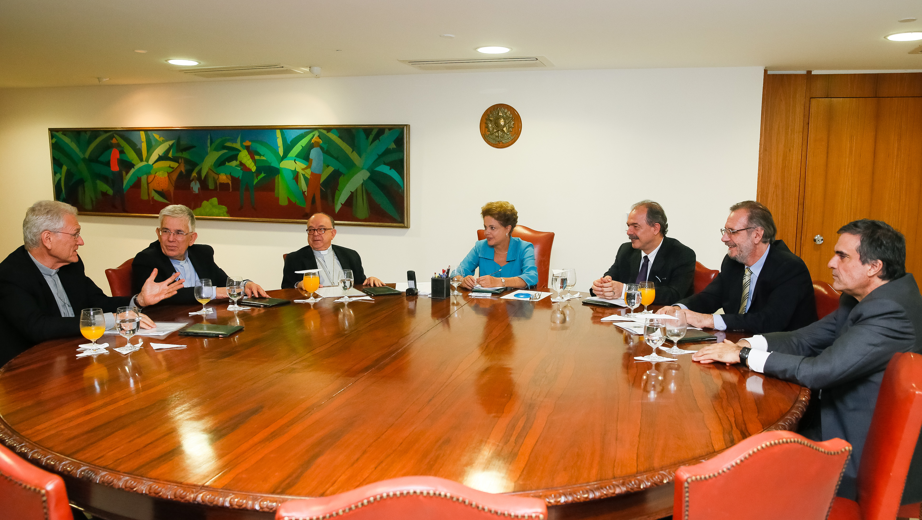 Presidenta Dilma Rousseff durante encontro com Dom Raimundo Damasceno de Assis, Presidente da Conferência Nacional dos Bispos do Brasil (CNBB), e Dom Leonardo Ulrich Steiner, Dom José Belisário da Silva e dos Ministros Aloisio Mercadante, Casa Civil, Miguel Rosseto, Secretaria Geral e José Eduardo Cardozo, Justiça. Brasília-DF, 12/03/2015