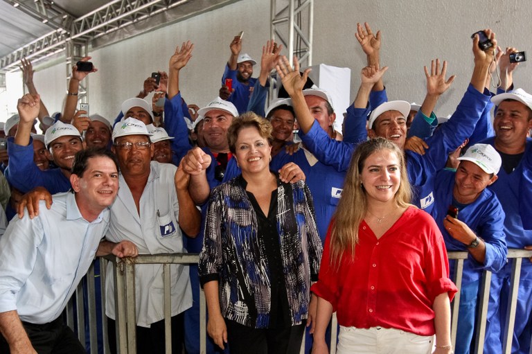 Presidenta Dilma Rousseff cumprimenta trabalhadores durante visita às obras do trecho V do Eixo de Integração Castanhão - Pecém. Caucaia - CE, 27/02/2012