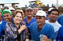 Presidenta Dilma Rousseff cumprimenta trabalhadores durante visita às obras do trecho V do Eixo de Integração Castanhão - Pecém. Caucaia - CE, 27/02/2012